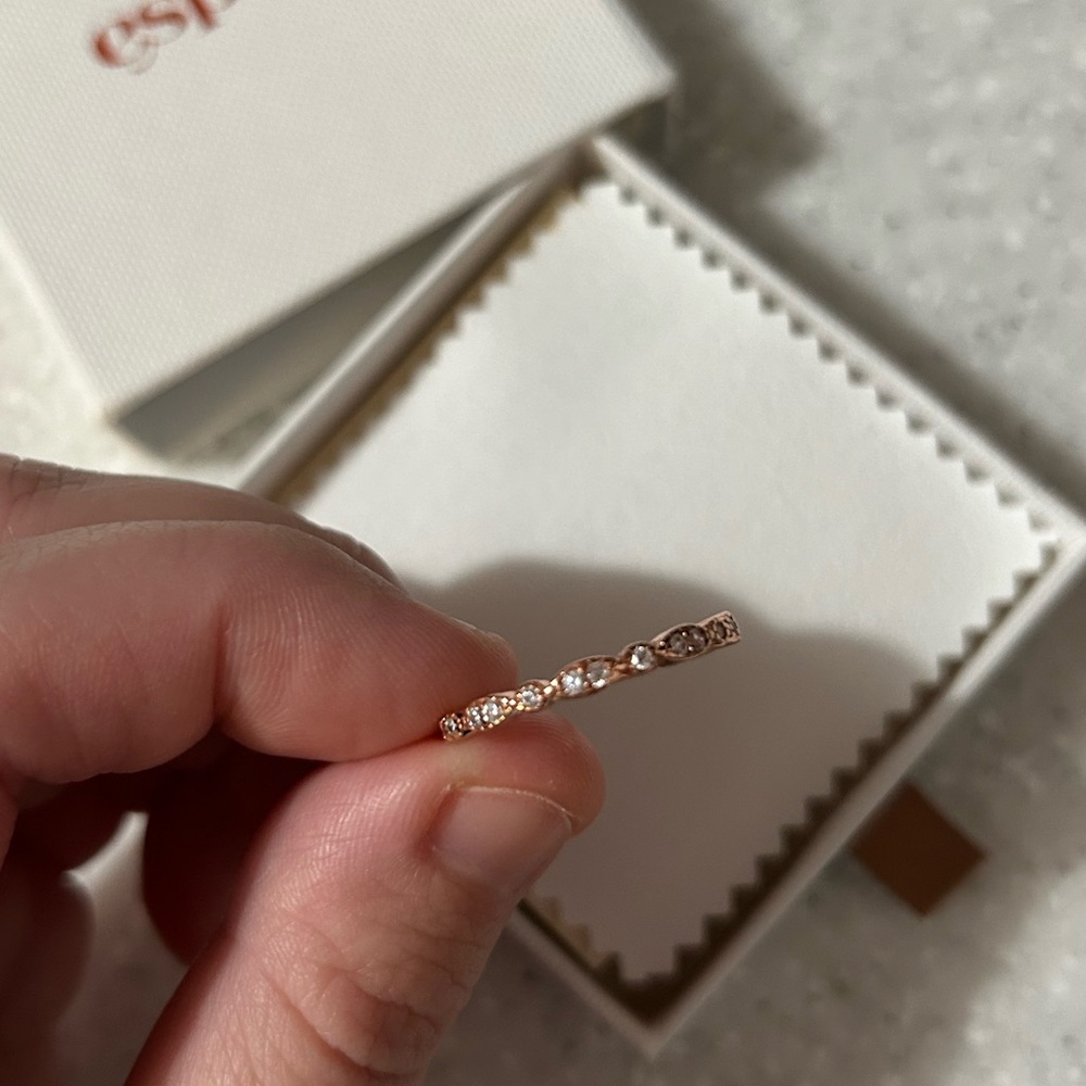 Elegant Rose Gold Women's Ring - Picture 5 of 7